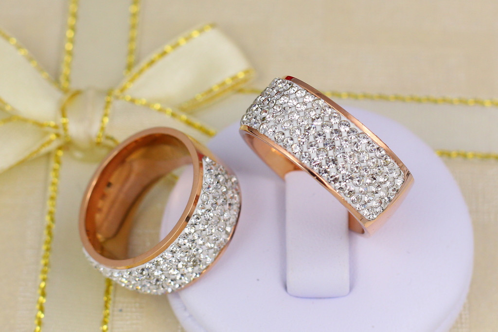 

Кольцо Xuping Jewelry спереди белые камни р 16 золотистое