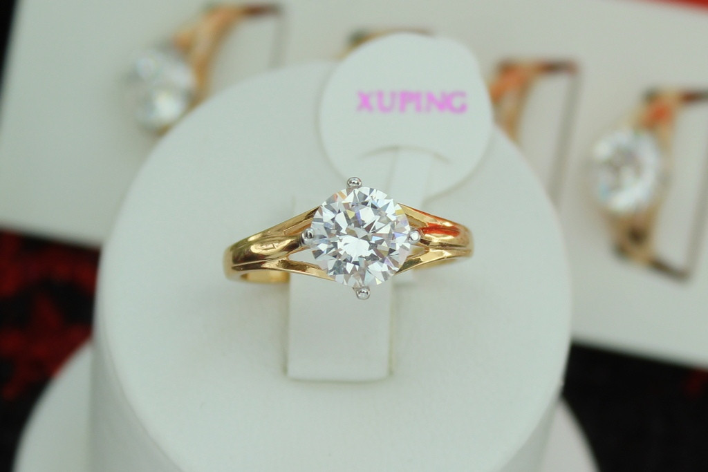 

Кольцо Xuping Jewelry камень 8 мм на высокой платформе р 17 золотистое