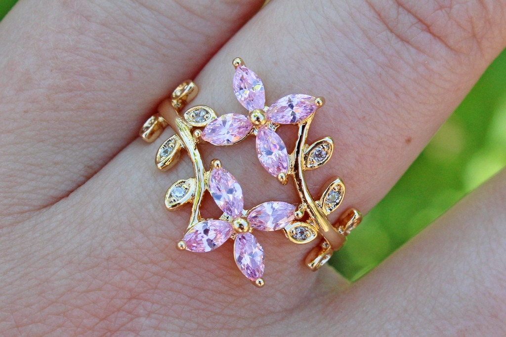 

Кольцо Xuping Jewelry веточка яблоневый цвет розовые камни р 17 золотистое