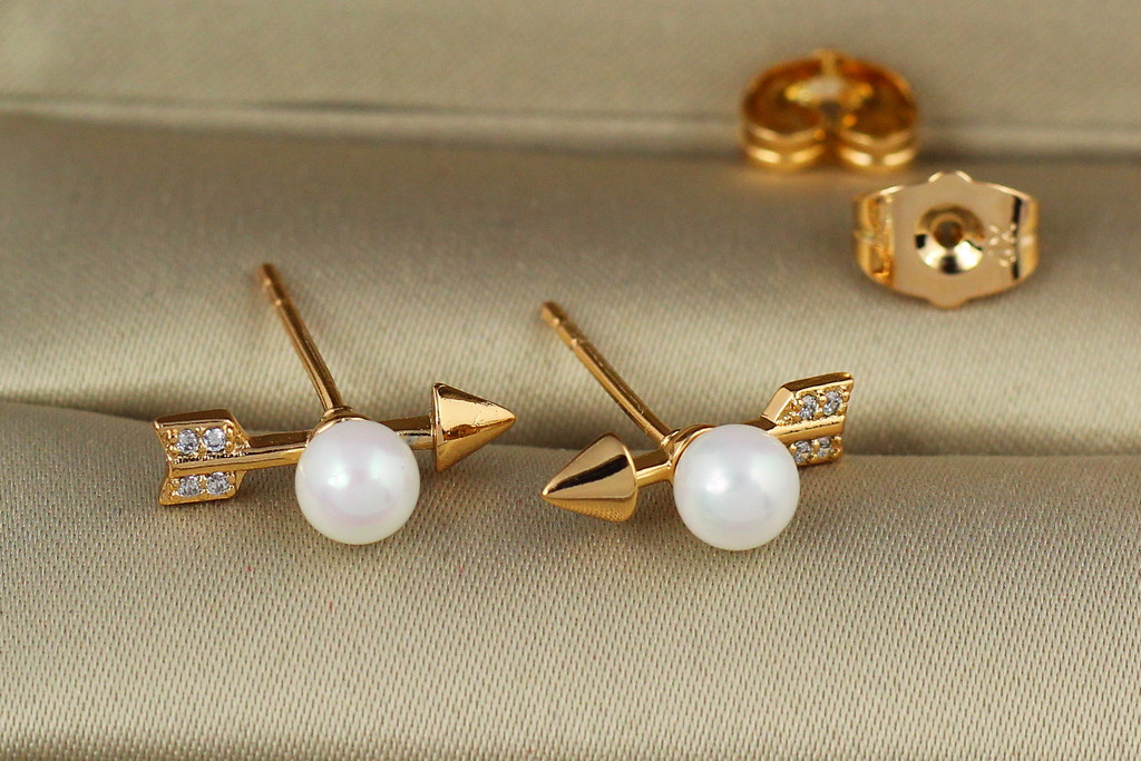 

Серьги гвоздики Xuping Jewelry стрелы Амура с жемчугом 1,5 см золотистые