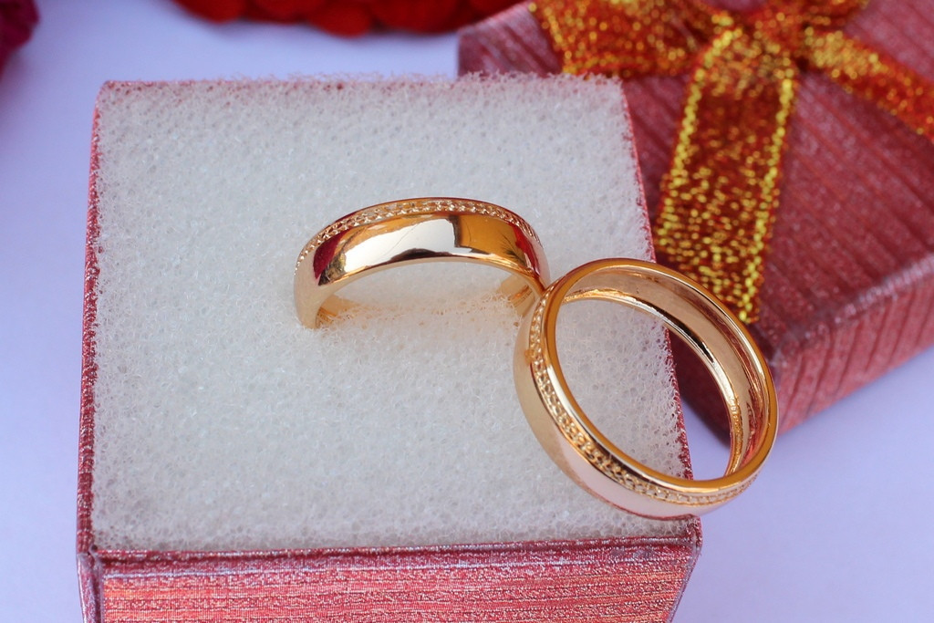 

Обручальное кольцо Xuping Jewelry с полоской 5 мм р 16 золотистое
