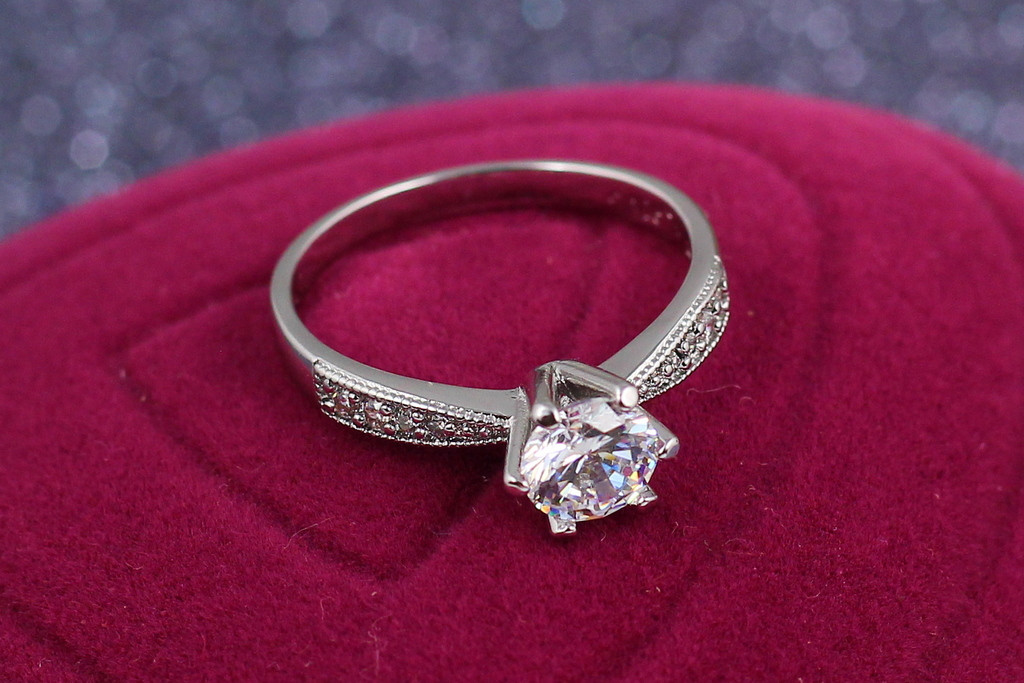 

Кольцо Xuping Jewelry с камнем 6 мм р17 серебристое