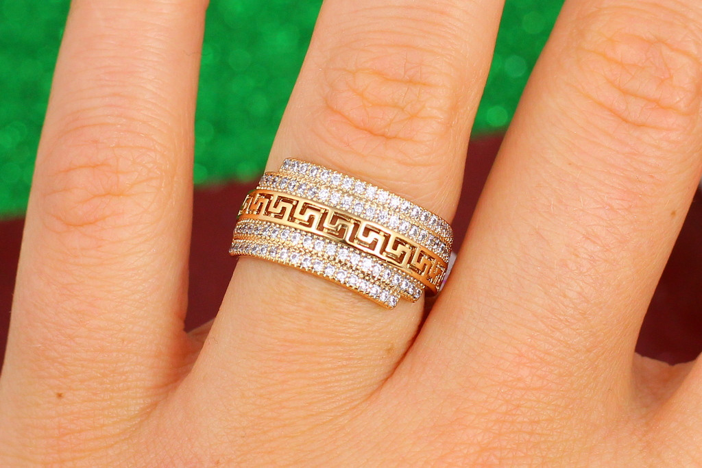 

Кольцо Xuping Jewelry греческий узор с двумя дорожками из камней по краям р 17 золотистое