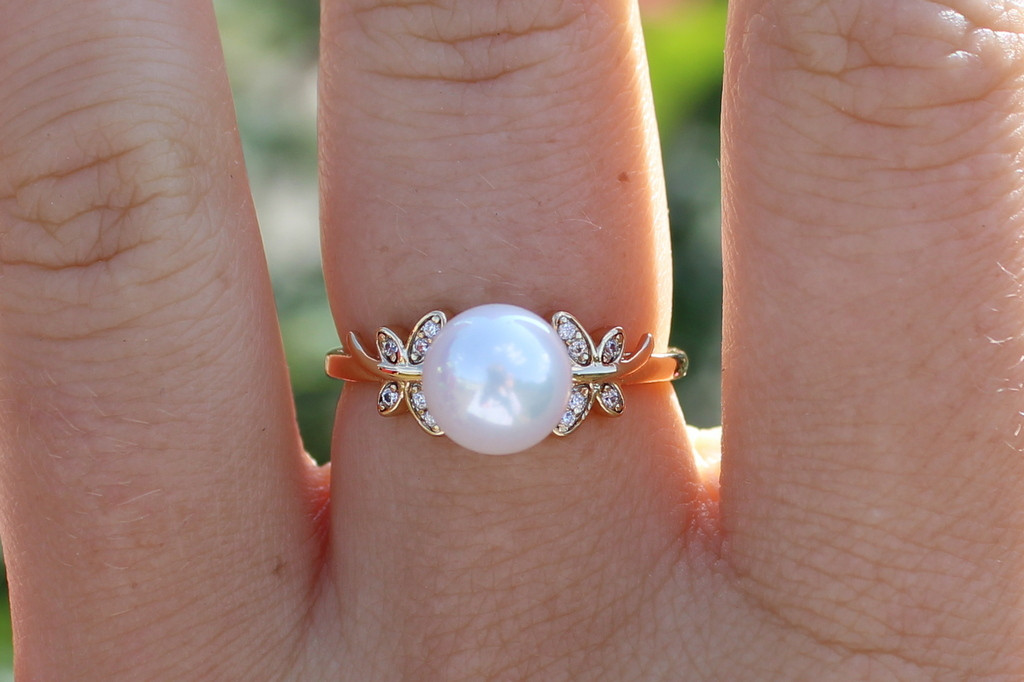 

Кольцо Xuping Jewelry жемчужина 8 мм с бабочками по бокам р 20 золотистое