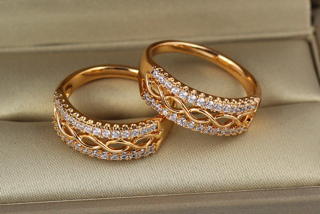 

Кольцо Xuping Jewelry слияние волн с двух сторон камни р 20 золотистое