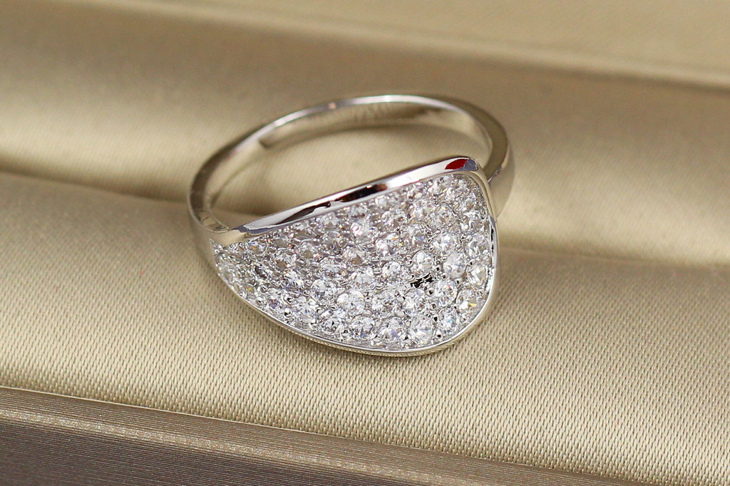 

Кольцо Xuping Jewelry россыпь камней р 18 серебристое