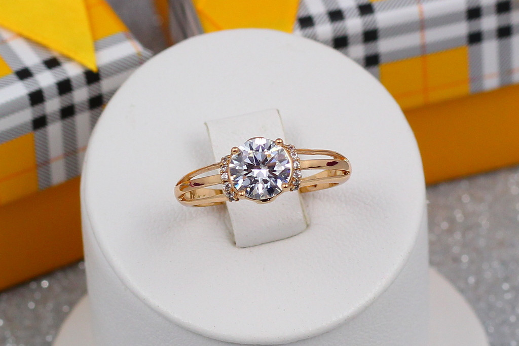 

Кольцо Xuping Jewelry три полосы держат фианит 7 мм р 20 золотистое