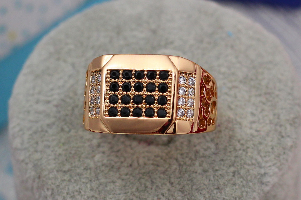 

Печатка Xuping Jewelry черные вставки в квадрате на скосах белые фианиты р 20 золотистая