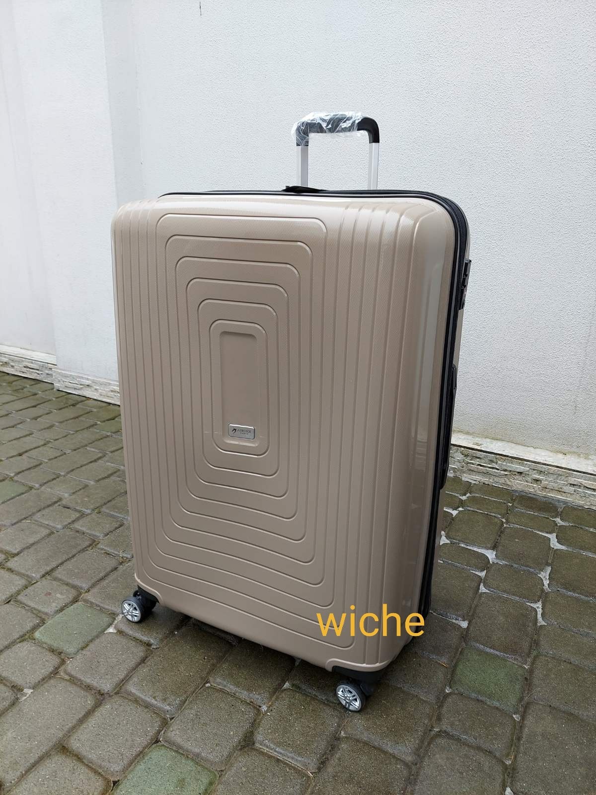 

Чемодан AIRTEX 241 шампань розмір L