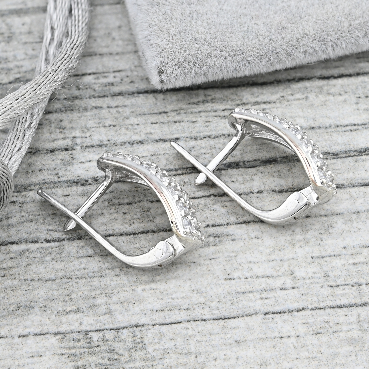 

Серебряные серьги с золотом ps145e размер 15х9 мм белые фианиты вес 2.9 г