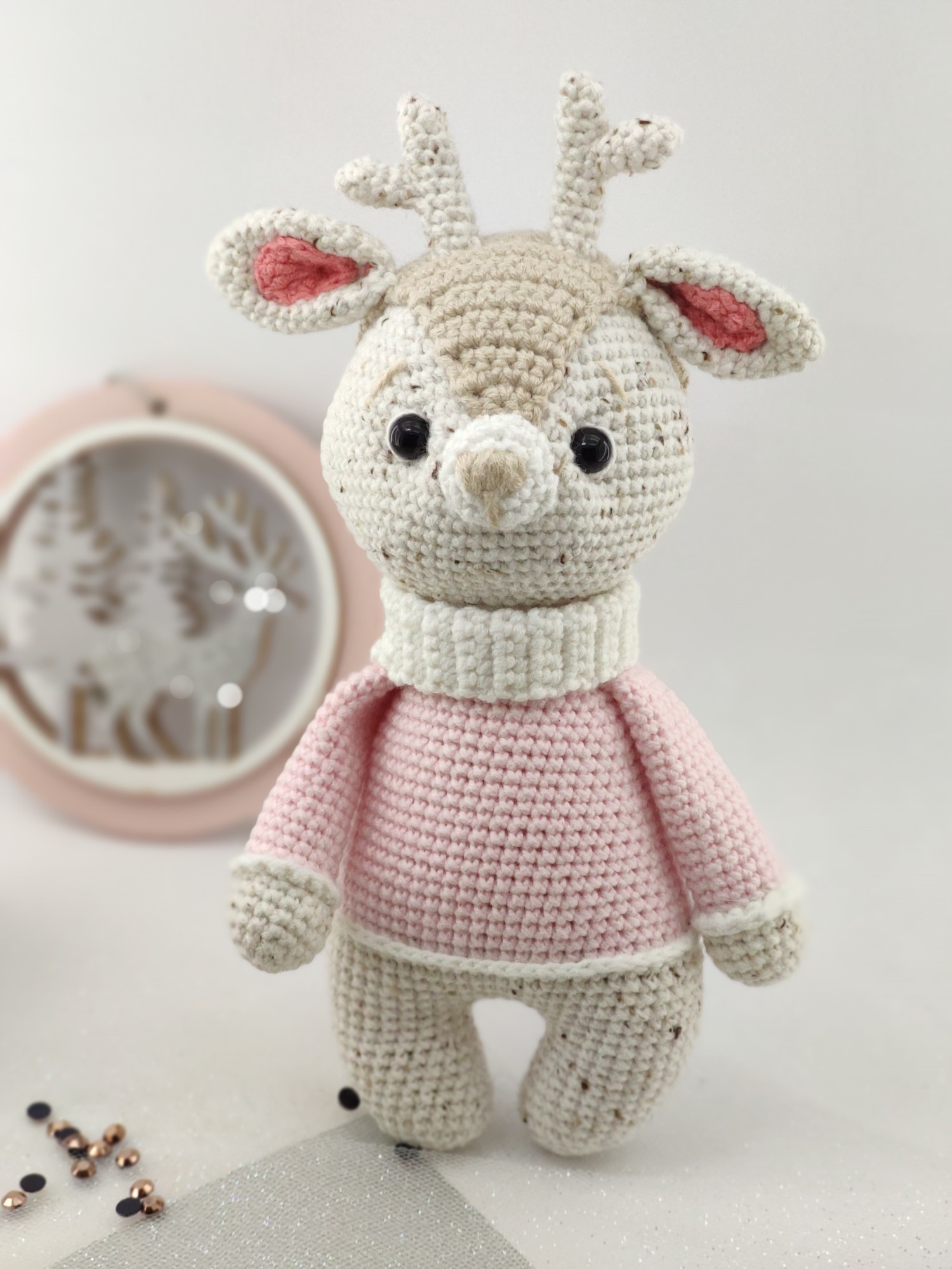 

Мягкая игрушка Новогодний Олень, техника Амигуруми высота 21см