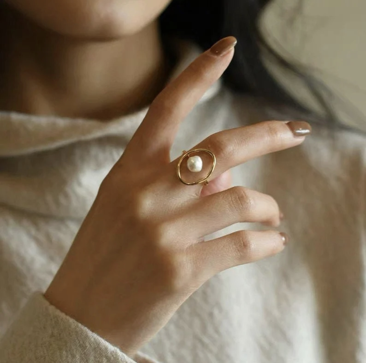 

Серебряное женское кольцо Rich S 925 пробы покрытое лимонно-жёлтым золотом Au 585 с белым камнем Жемчугом, крупное, большое R-1-11