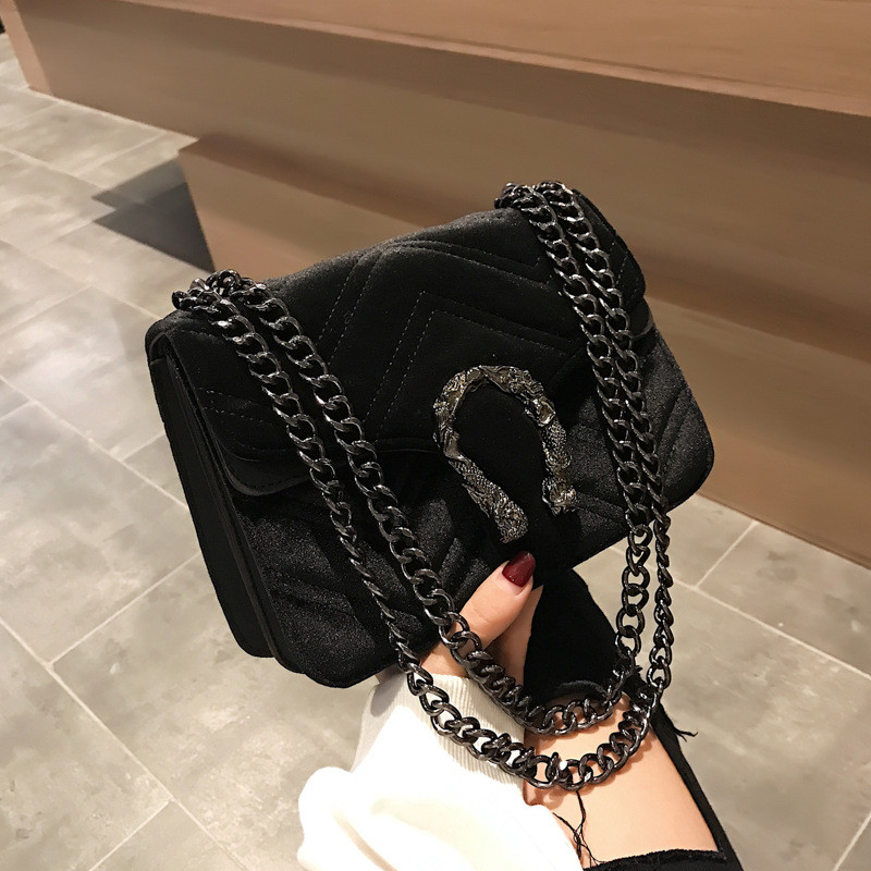 

Женская большая сумка на толстой цепочке с подковой велюровая на три отдела черная