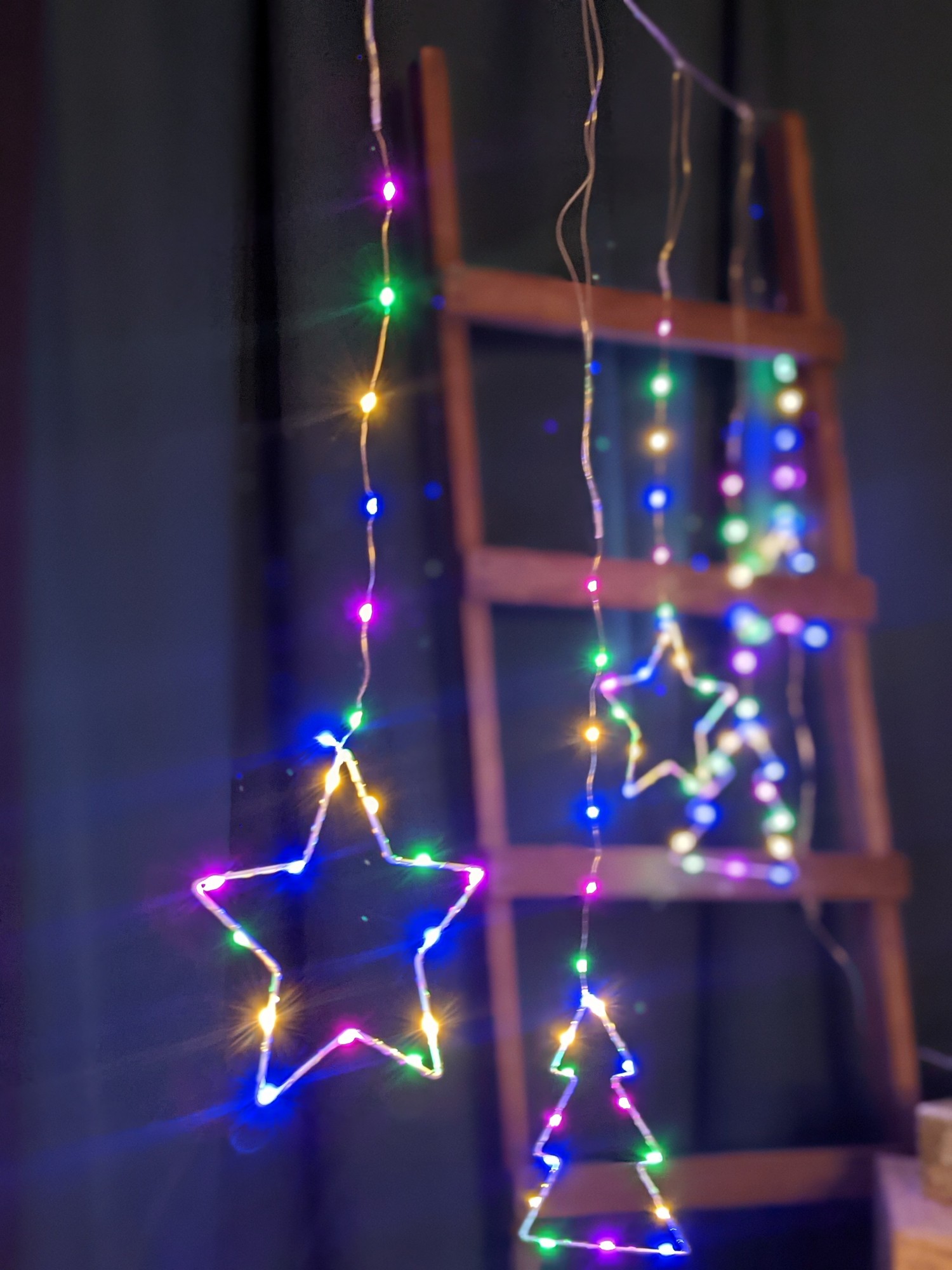 

Светодиодная гирлянда штора металлические звезды и елочки 2.5х1 м 200 LED занавес от сети разноцветная