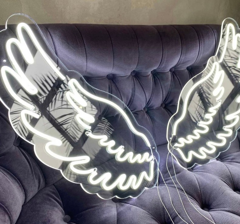 

Неоновые белые крылья на прозрачном акриловом основании Manific Decor 100*25 см