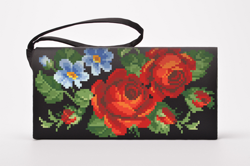 

Набір для вишивки нитками Барвиста Вишиванка заготовки пошитого клатча Пристрасні троянди, фіалки (КЛ011кЧ1301i)