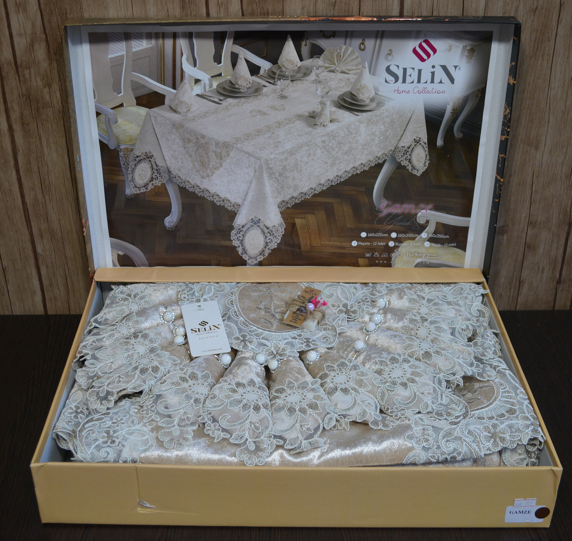 

Велюрова скатертина з ранером Selin Gamze Set 160x220+12 серветок - Бежевий (33058-0)
