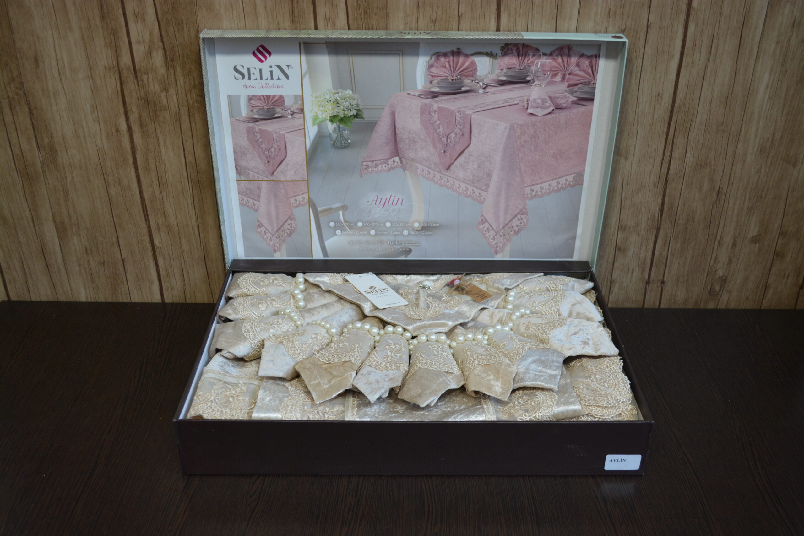 

Велюрова скатертина з ранером Selin Aylin Set 160x350+12 серветок - Бежевий (33067-0)