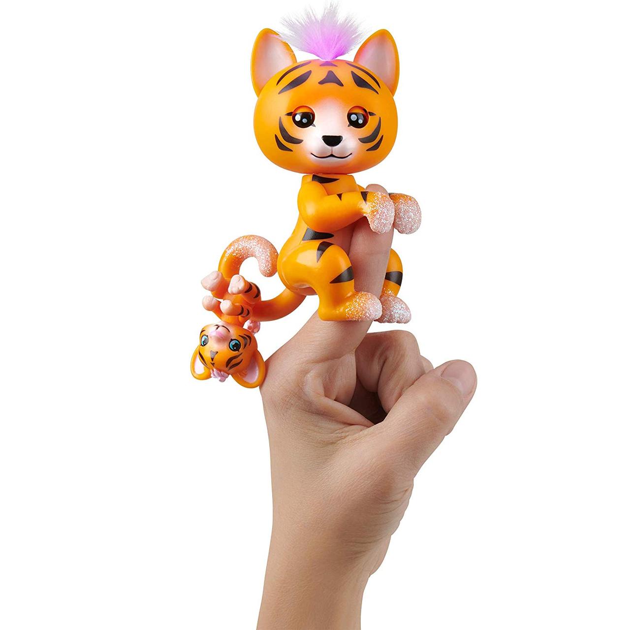 

Інтерактивна іграшка WowWee Fingerlings Benny Baby Tiger Light Up тигр Бенні з малюком (3521) (B07N849J24)