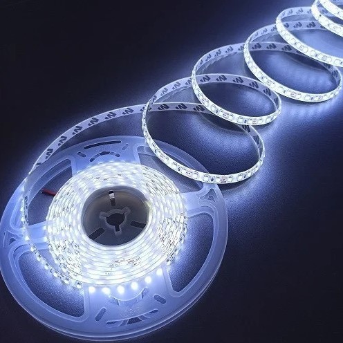 

Светодиодная лента AVT 5м. с клейкой основой 8мм 9.6W/м 120 LED/м IP65 холодный белый MTK-600WF3528-12