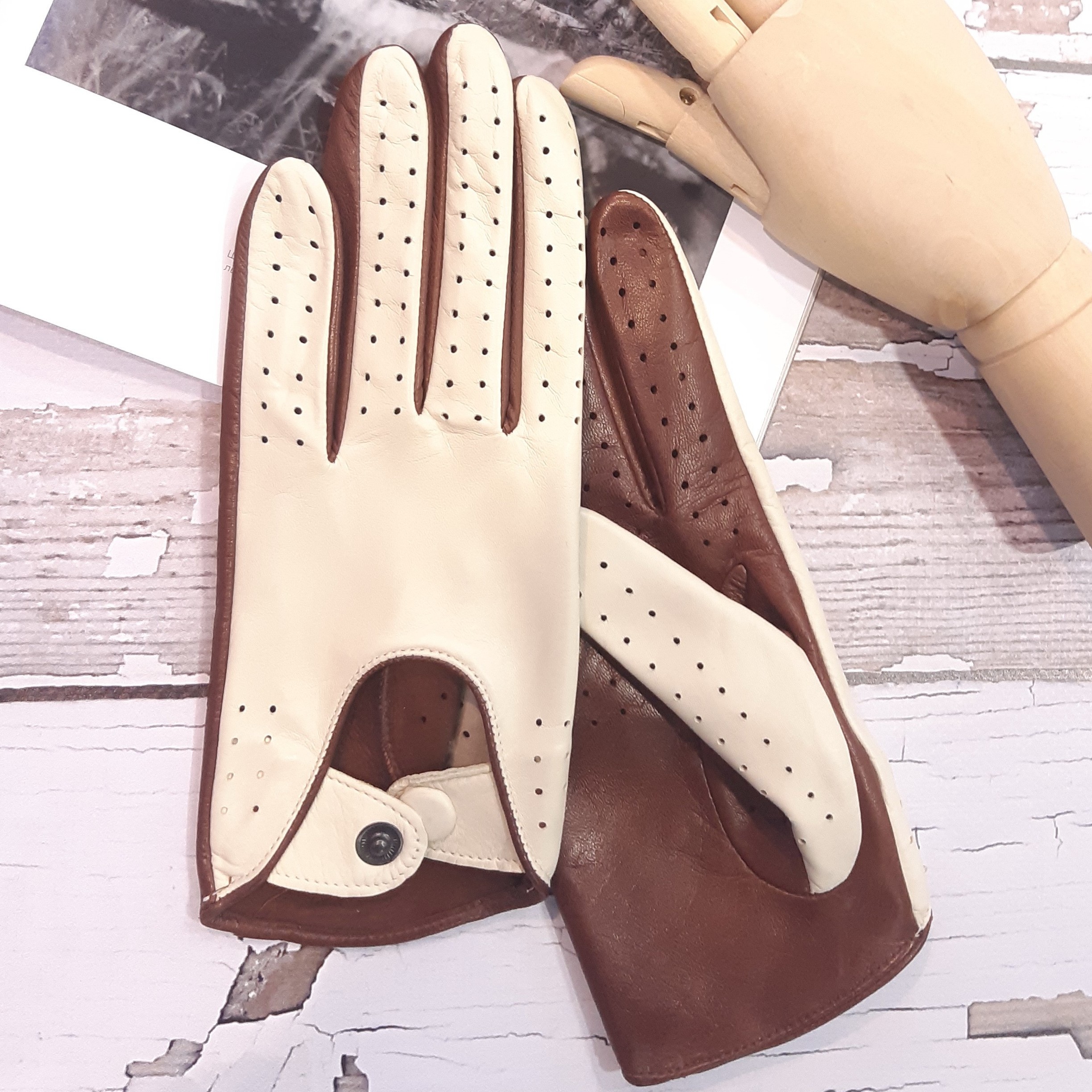 

Женские кожаные автомобильные перчатки GlovesUA мод.275 р.8,5 бежевый/коньяк (шов внутрь, кнопка обтянута)