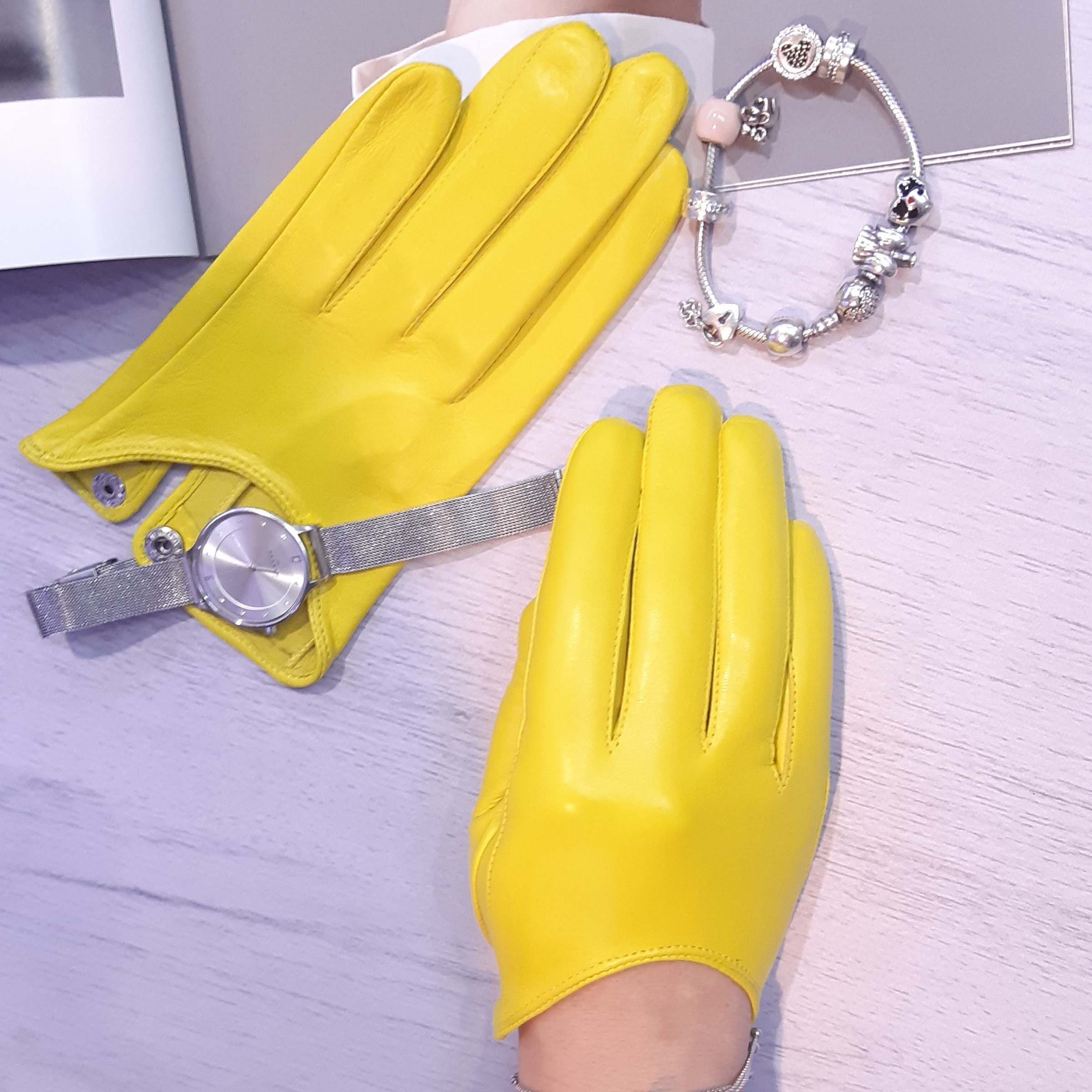 

Женские перчатки кожаные GlovesUA мод.394 р.8,5 желтые ( вырез по 377)