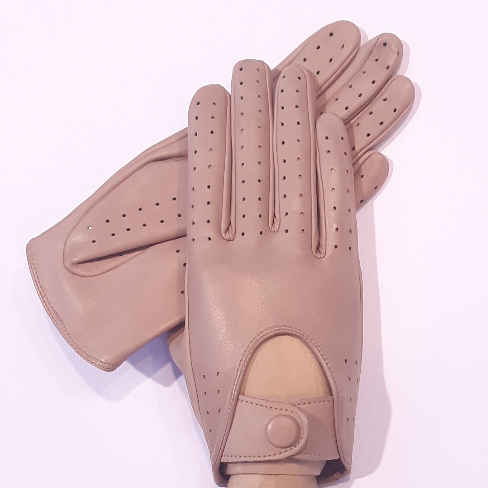 

Женские кожаные автомобильные перчатки GlovesUA мод.275 р.6,5 экрю (шов внутрь, без отв, кнопка обтянута)