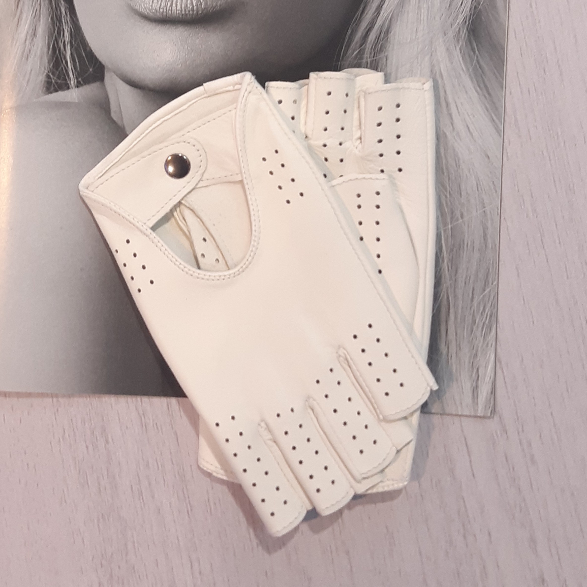 

Женские перчатки для вождения GlovesUA мод.245 р.7,5 белые (без отв /шов внутрь)