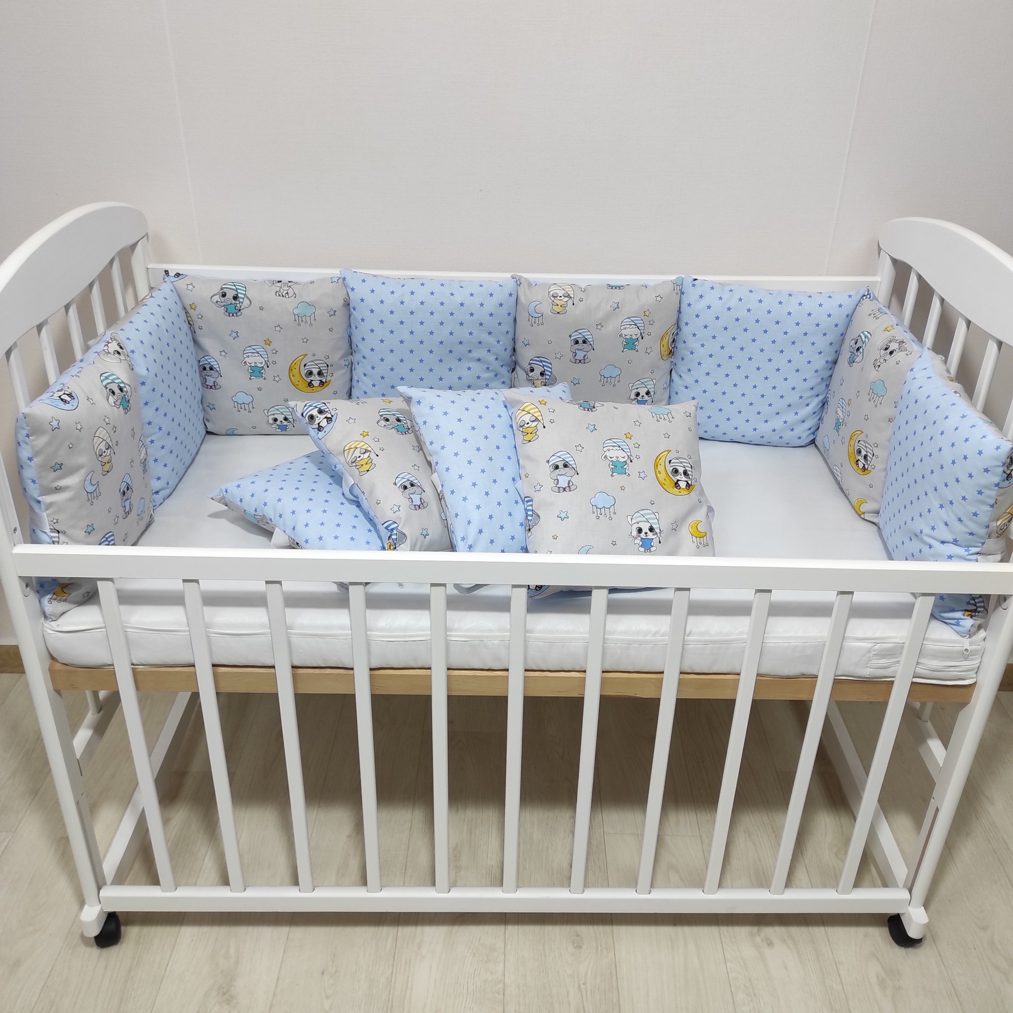 

Защита бортики из 12 подушек со съемными наволочками в детскую кроватку / голубой цвет / звезды