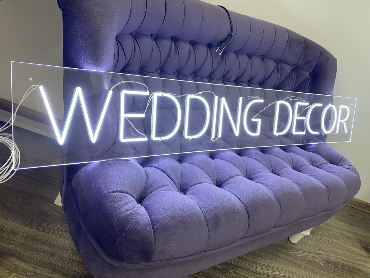 

Неоновый логотип вывеска надпись на акриловой основе под заказ Manific Decor