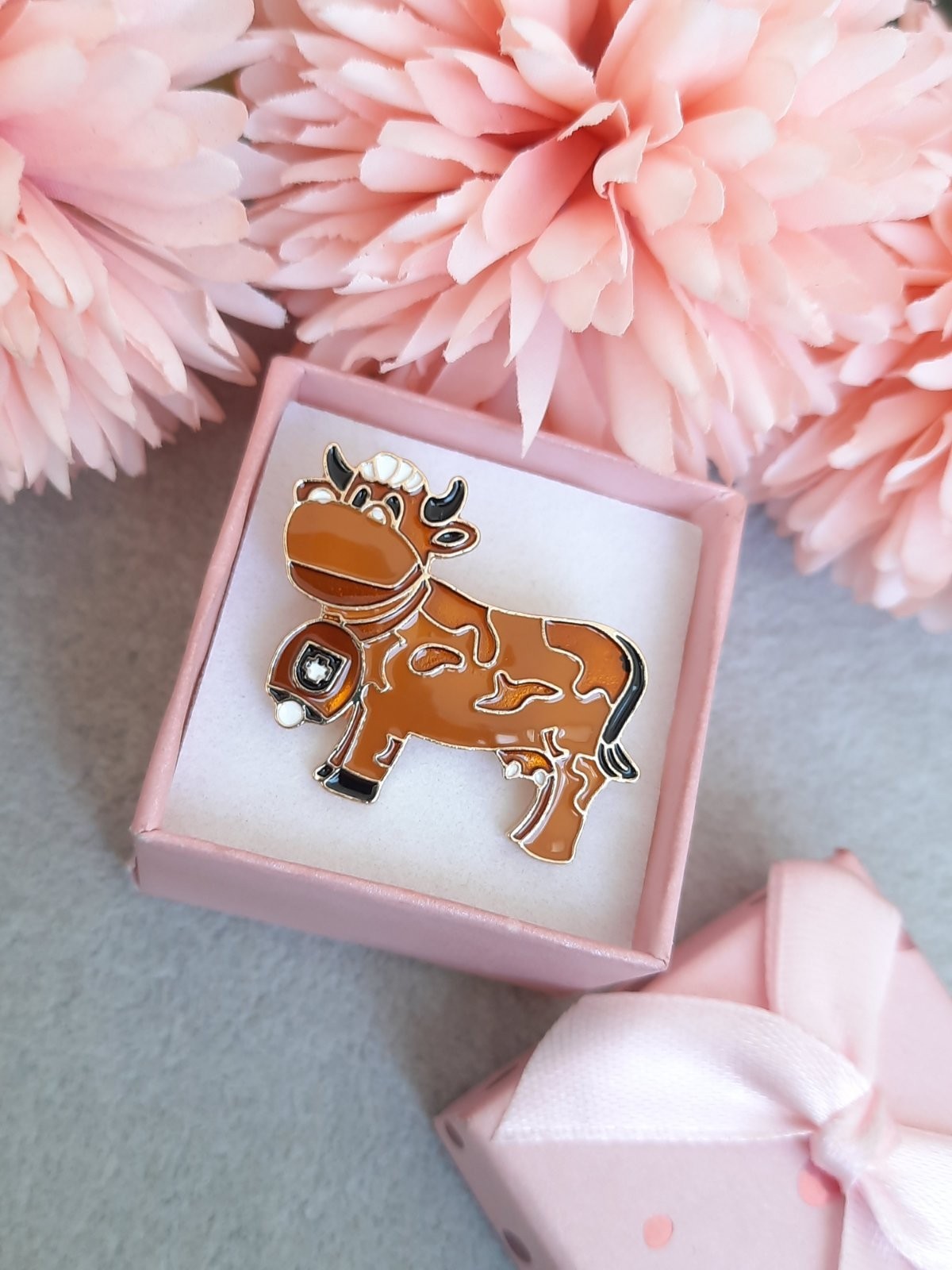 

Брошь FASHION JEWELRY Бычек покрытие эмаль.