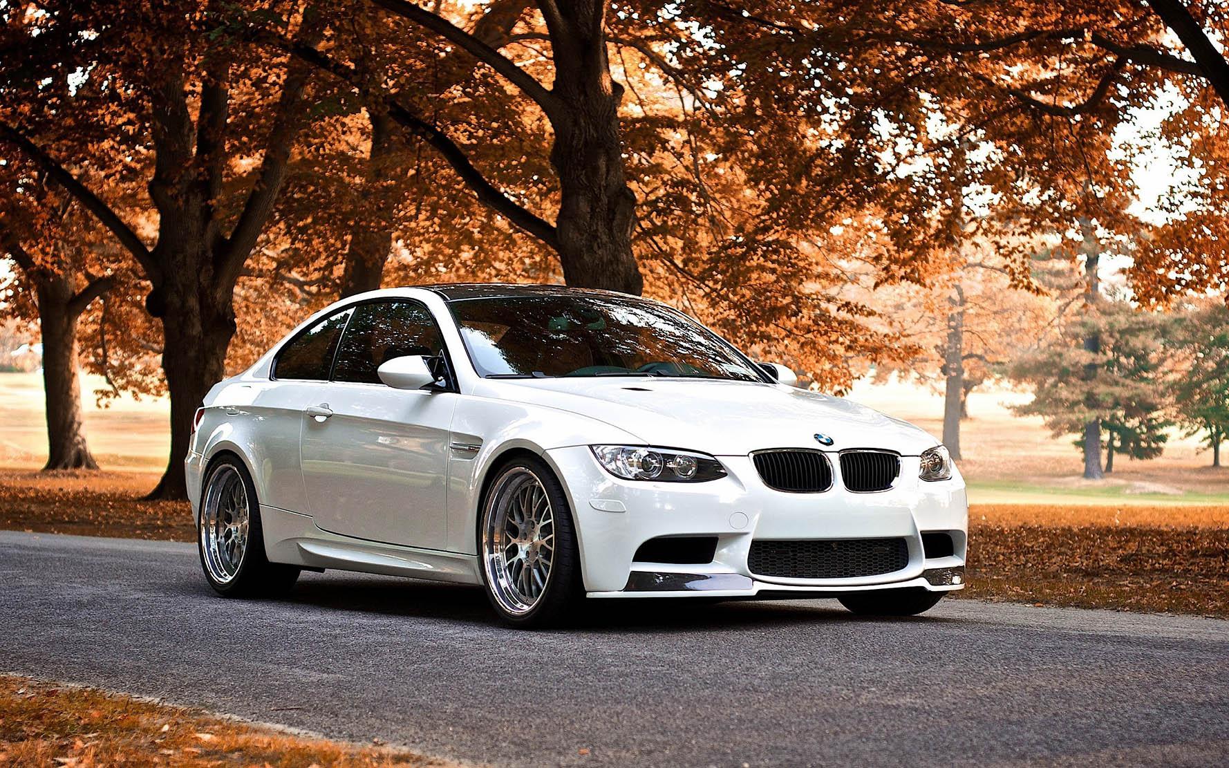 

Картина Арт-Холст Белое BMW №0943 (110x80см)