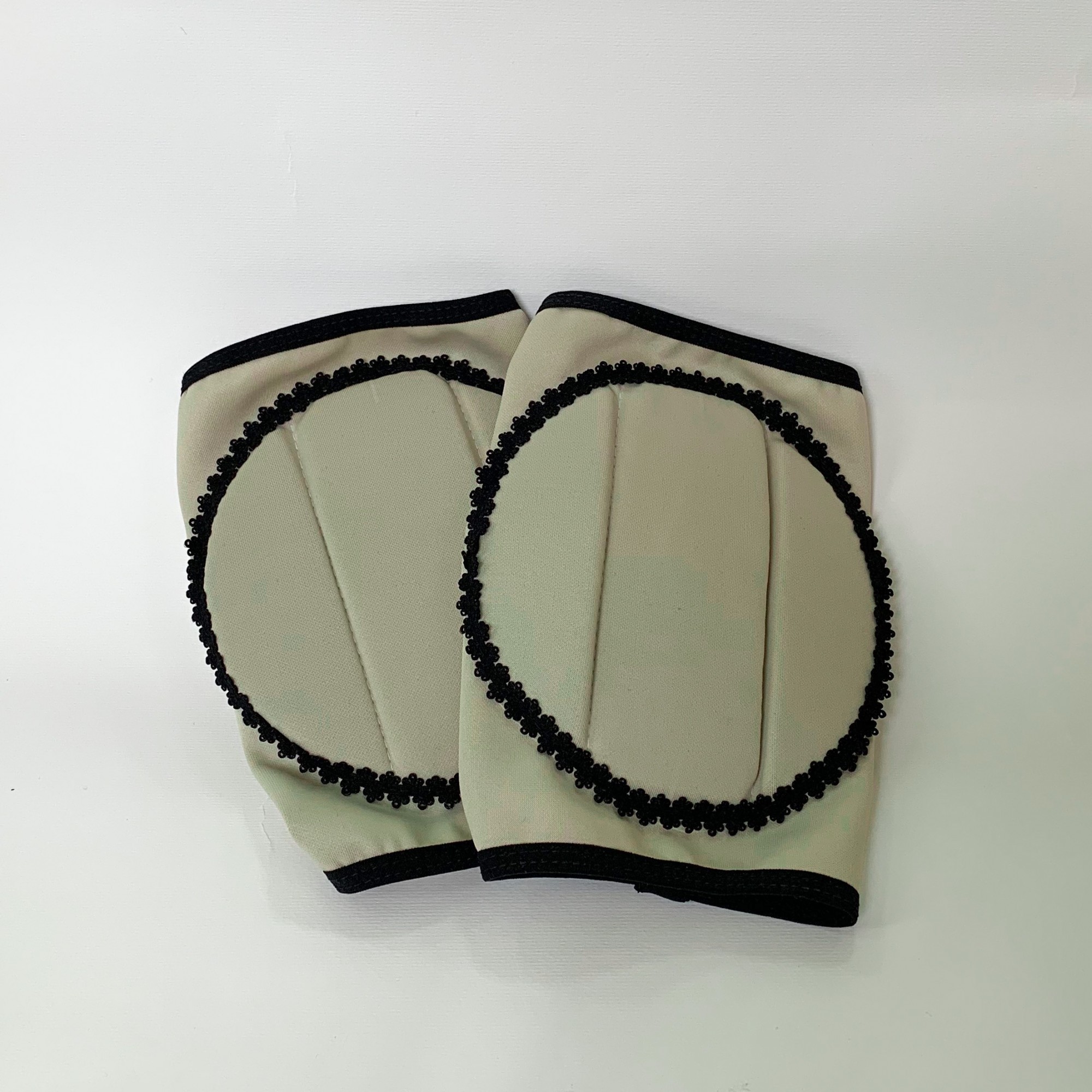 

Наколенники BODY LAB для танцев Pole Dance Pole Sport Exotic стрип пластики фитнесса растяжки бежевые черный кант М