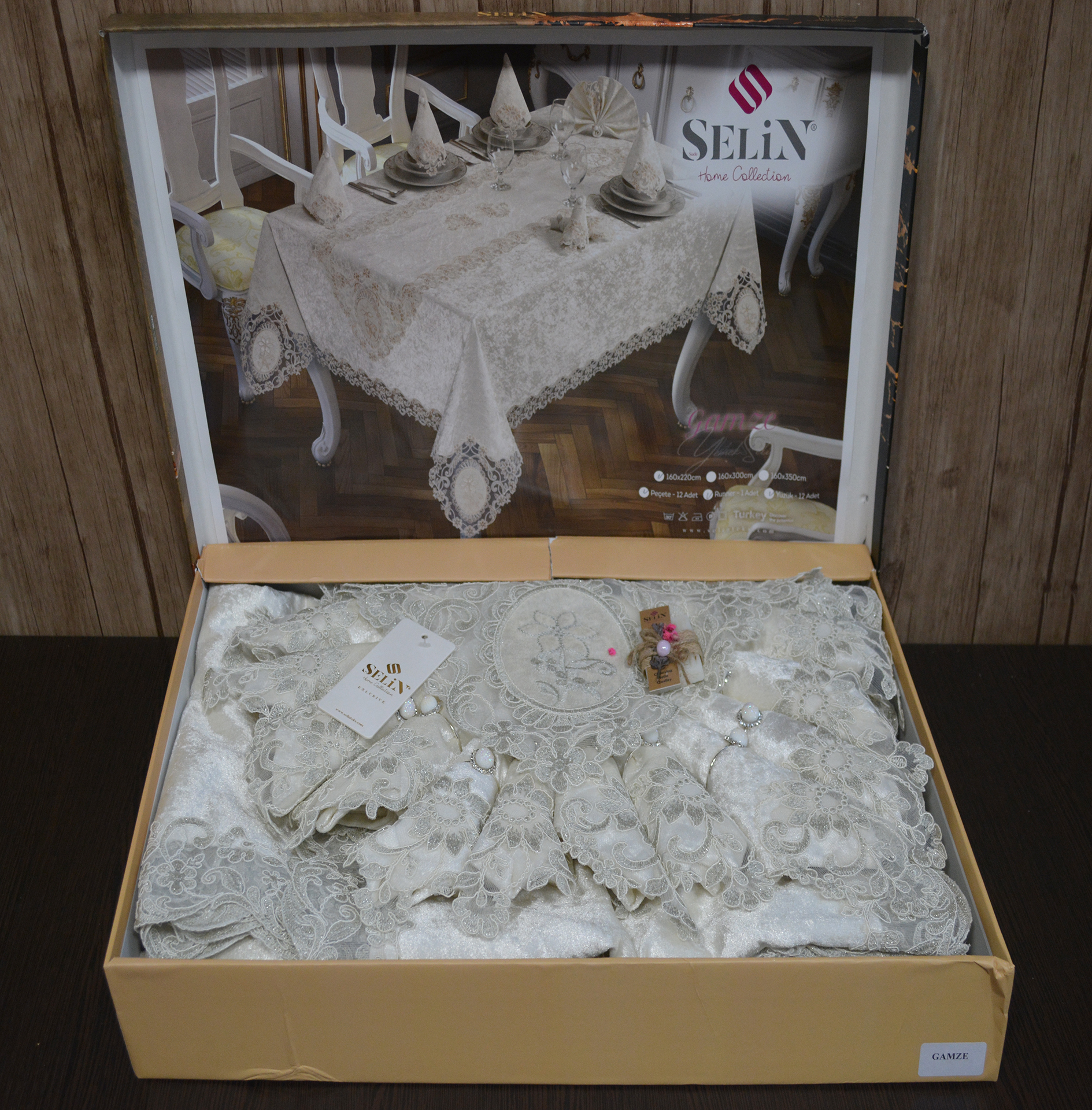 

Велюрова скатертина з ранером Selin Gamze Set 160x220+12 серветок - Кремовий (33058-0)