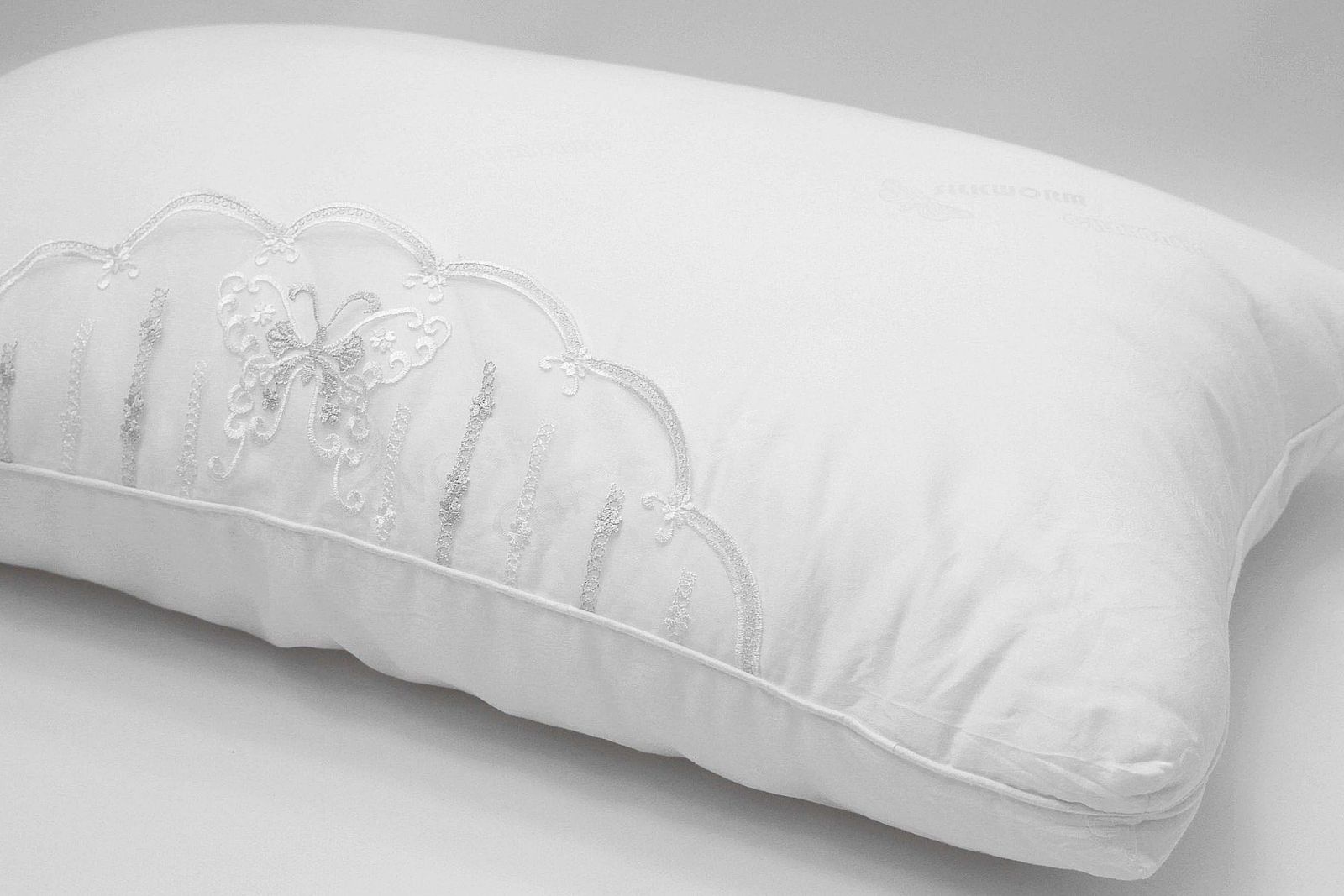 

Подушка Chrysalis Белый 50_70_silk