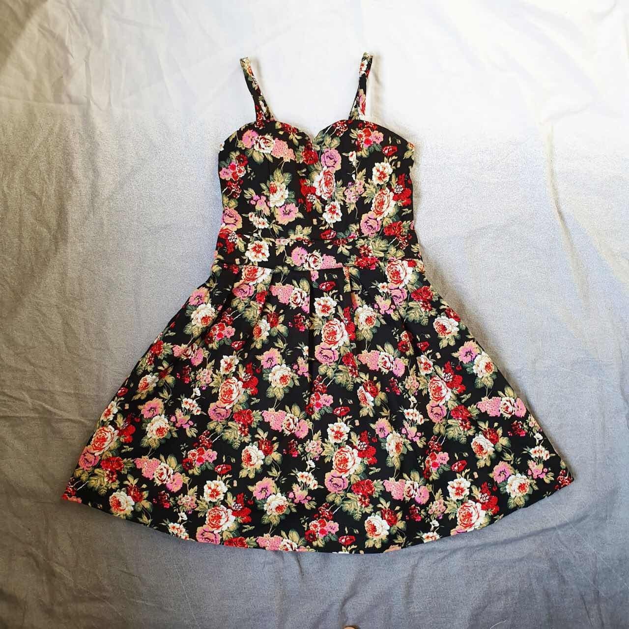 

женский сарафан Babydoll 4052 S черный с цветочным принтом