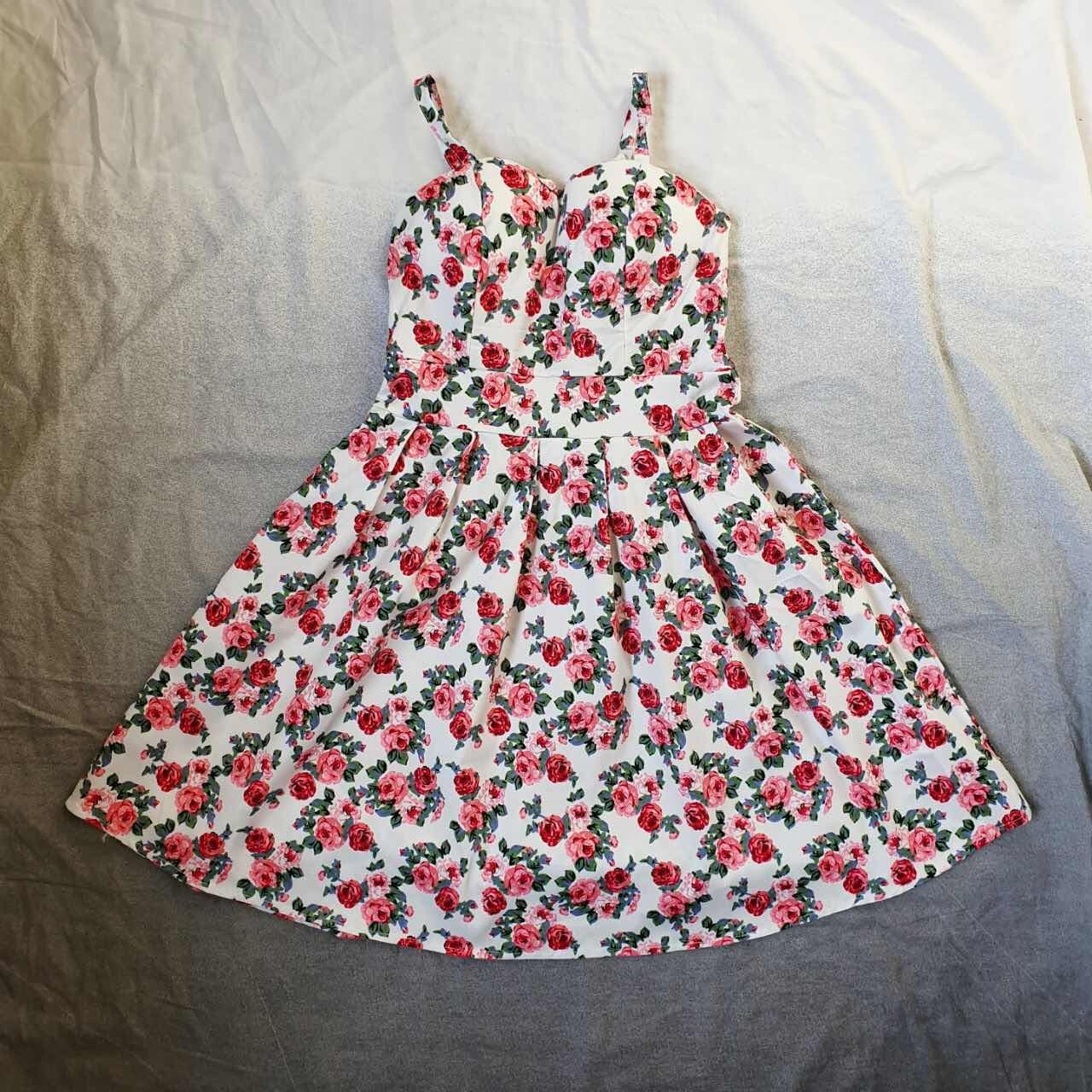 

женский сарафан Babydoll 4055 S белый с цветочным принтом