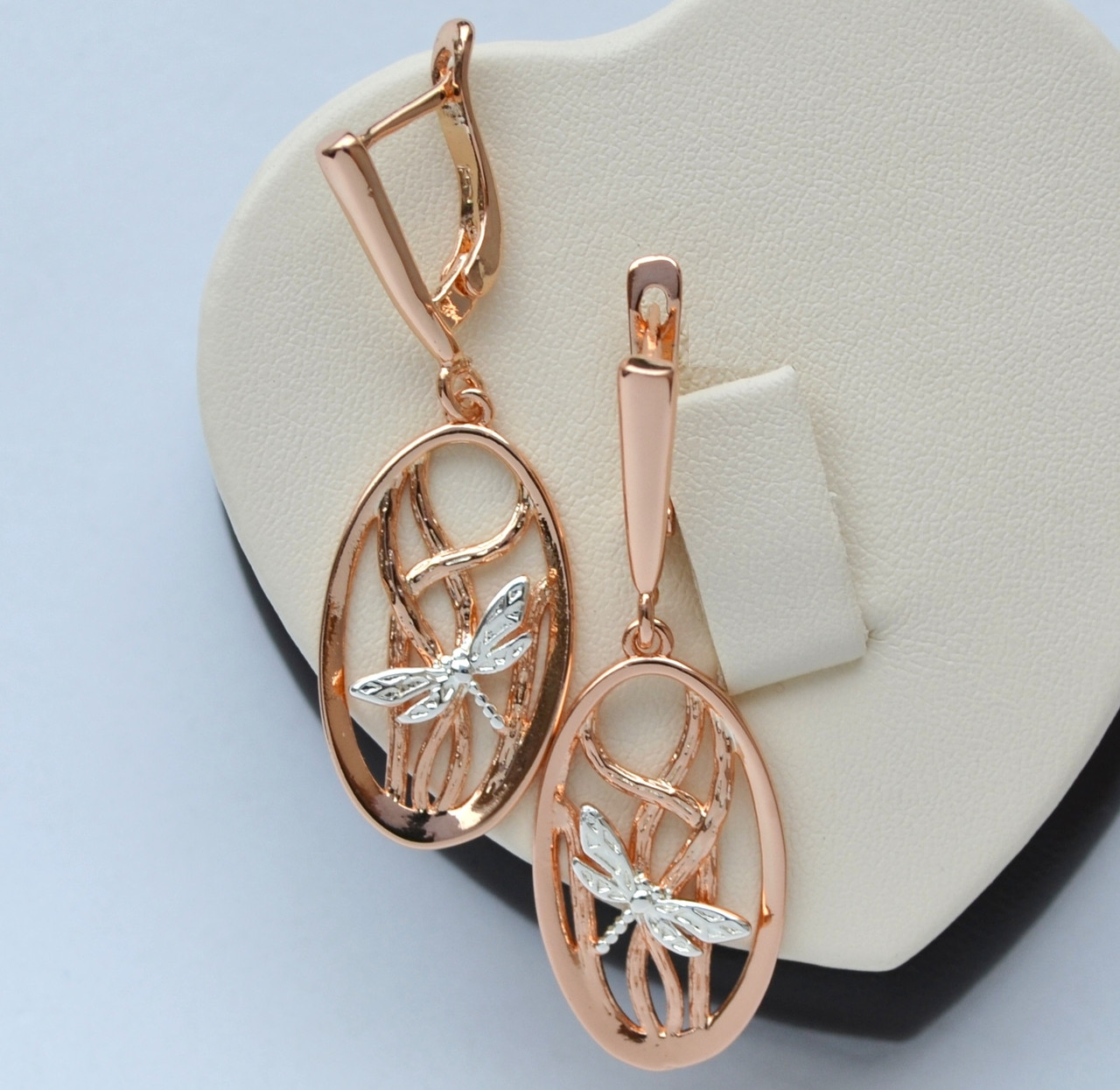 

Серьги FJ 92100598 с подвесками стрекозы покрытие белым и розовым золотом 18к.
