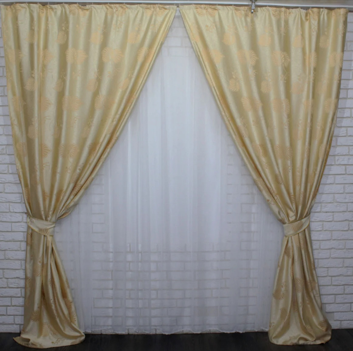 

Комплект жаккардовых штор Chtextil . Ширина каждой шторы по 1,5м Беж