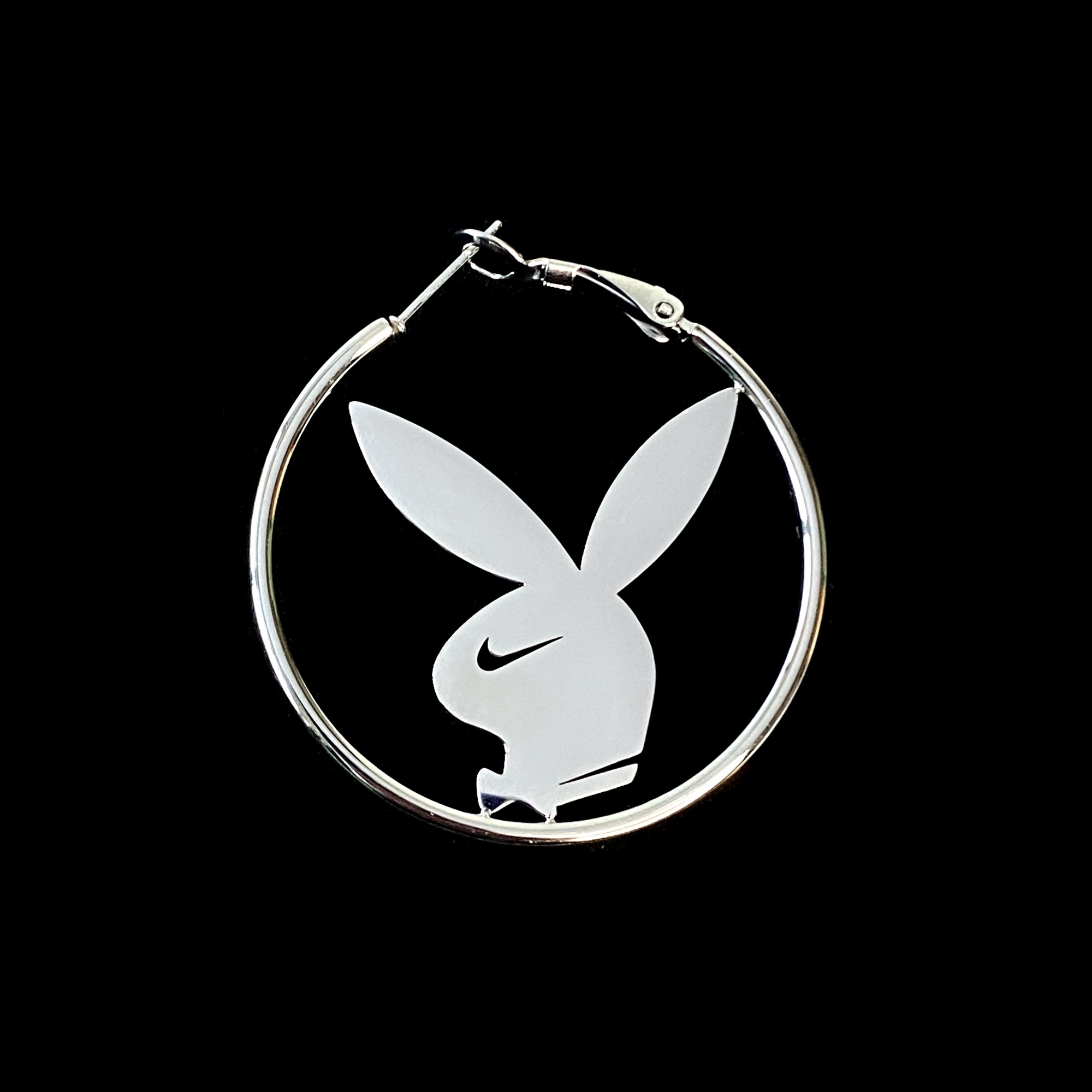 

Серьга из нержавеющей стали Playboy Swoosh