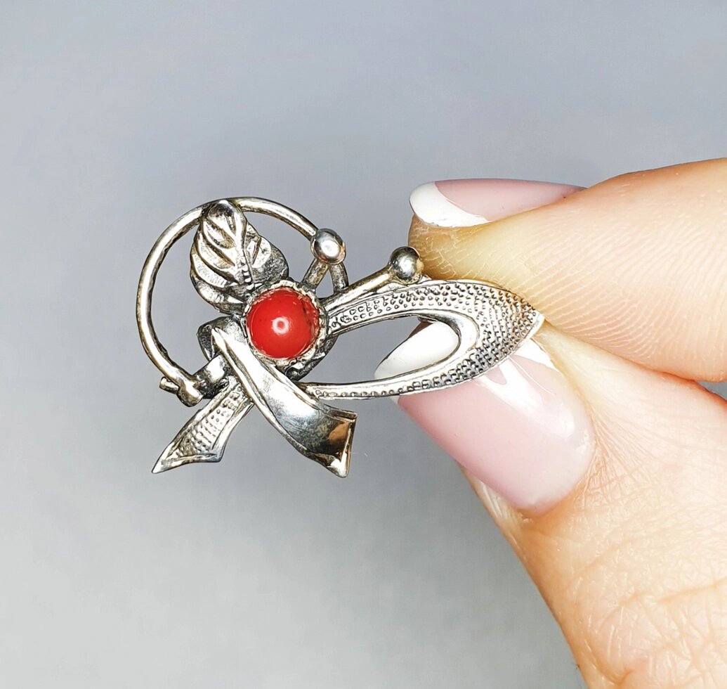 

Серебряная брошка с кораллом 3,14 г
