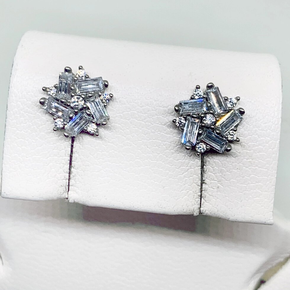 

Сережки-пусеты серебряные с кубическим цирконием 1,35 г