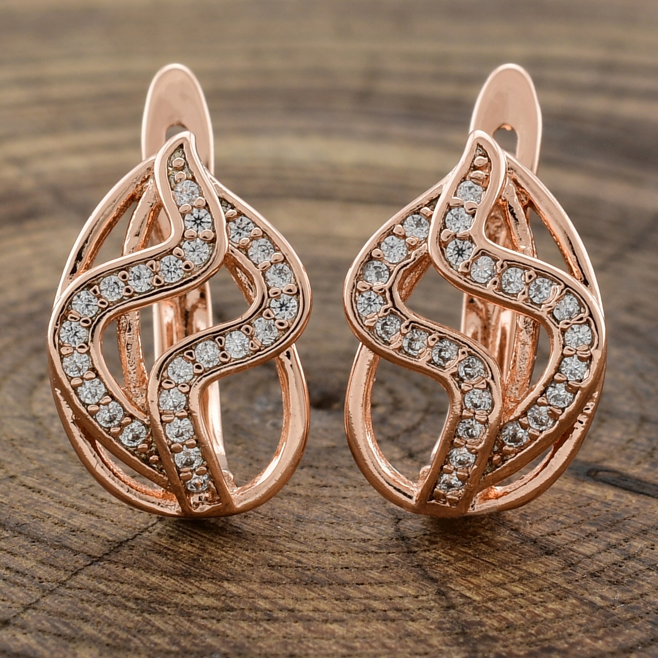 

Серьги Xuping 32110 размер 15х10 мм вес 2.4 г белые фианиты позолота РО