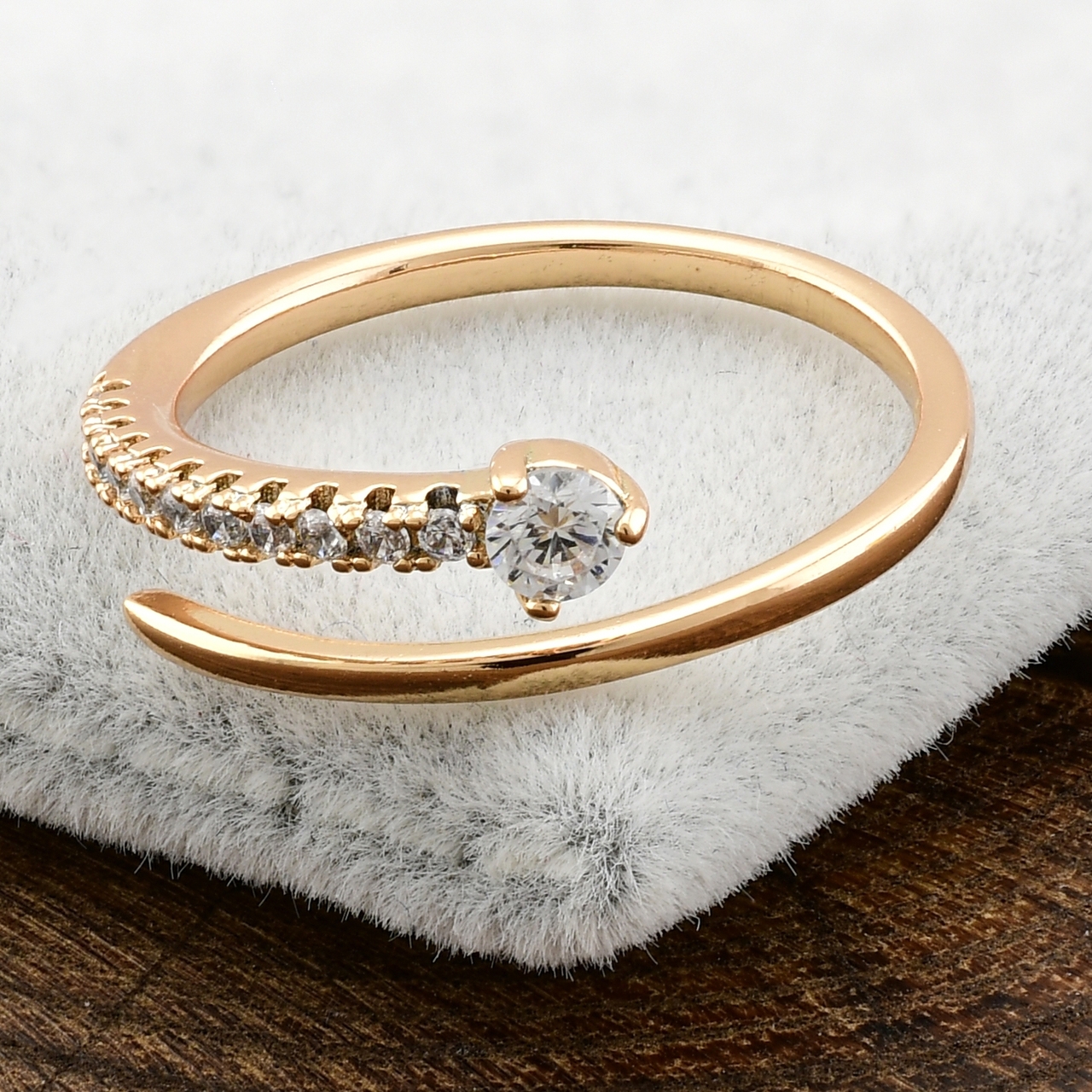 

Кольцо Xuping 35392 белые фианиты позолота 18К17-19