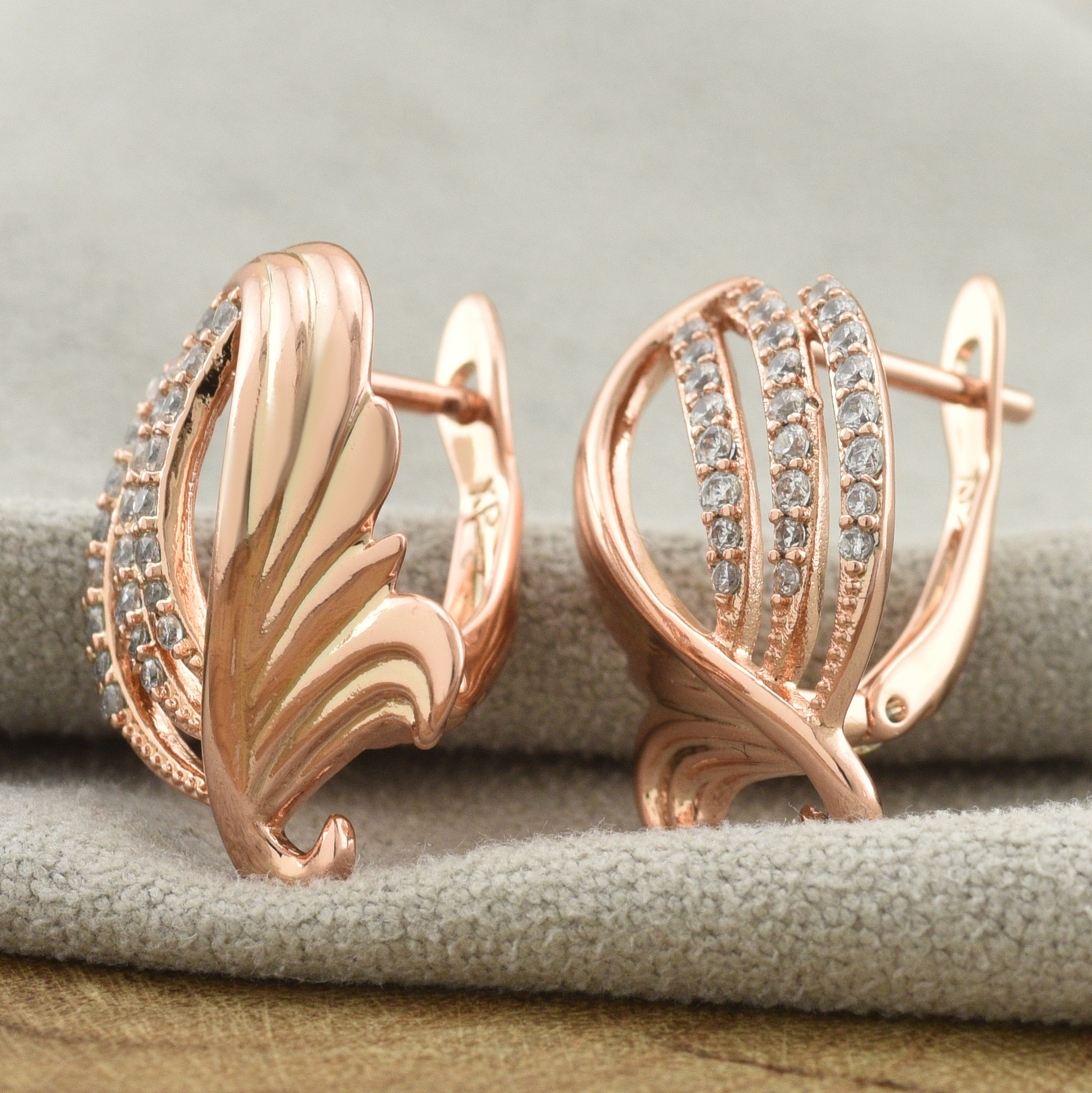 

Серьги Xuping 35140 размер 18х14 мм белые фианиты вес 3.4 г позолота РО