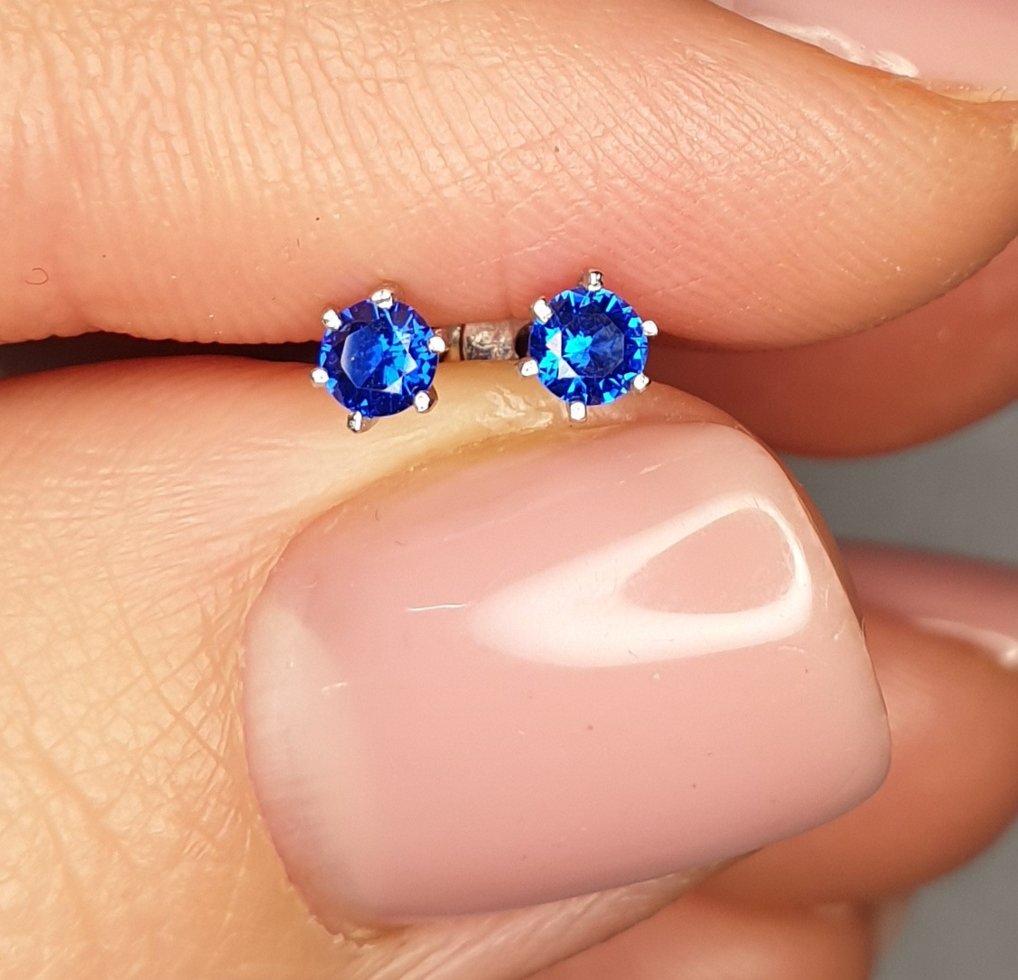 

Сережки-пусеты серебряные с кубическим цирконием и шпинелью 0,70 г