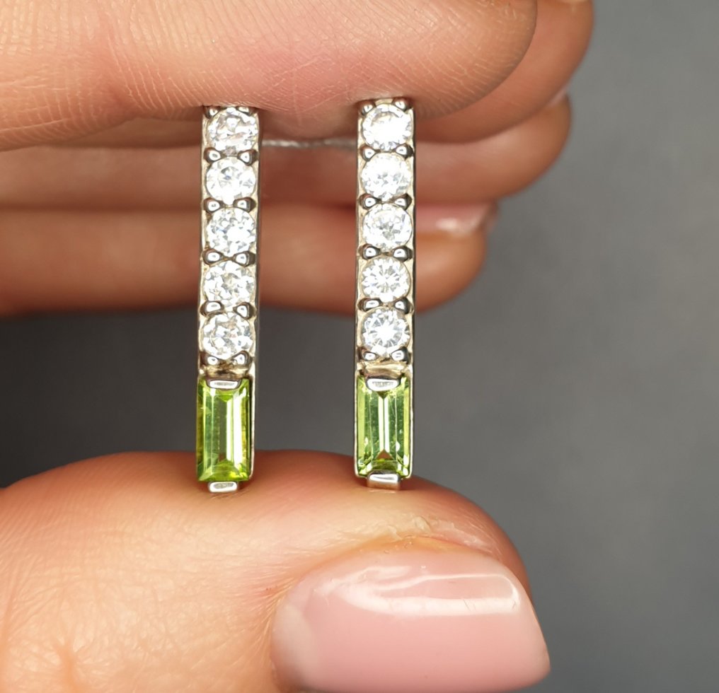 

Сережки серебряные с хризолитом и кубическим цирконием 3,97 г
