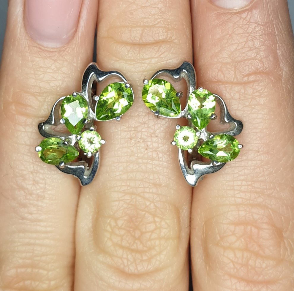 

Сережки серебряные с хризолитом 4,77 г