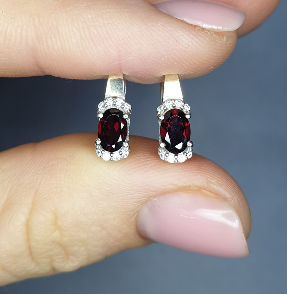 

Сережки серебряные с гранатом и кубическим цирконием "Вереск" 2,21 г