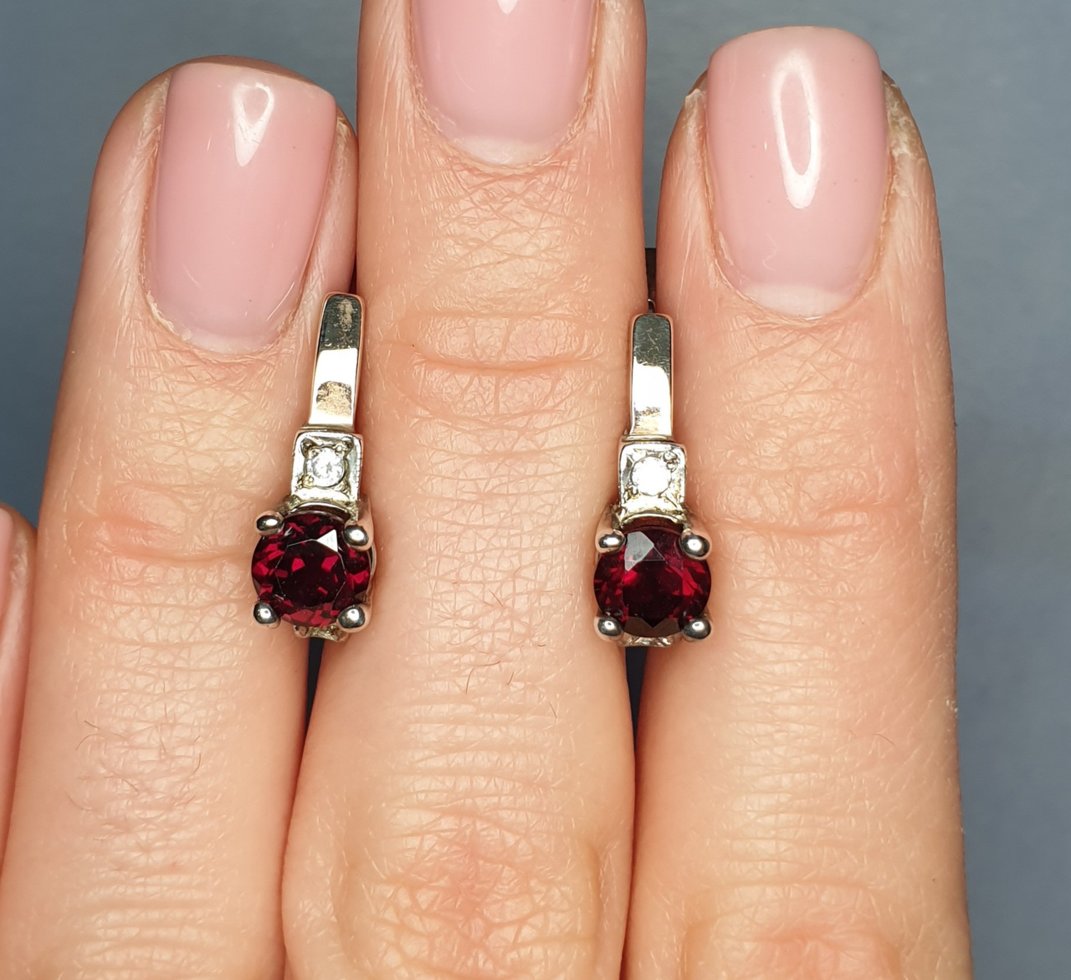 

Сережки серебряные с гранатом 4,63 г